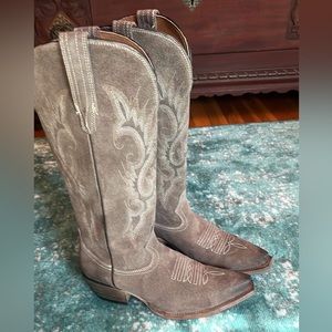 New with box freebird woodland size 8- grey sued